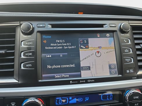Used 2019 Toyota Highlander SE AWD/4WD image 25