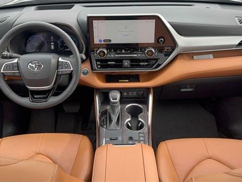 Used 2025 Toyota Highlander Platinum image 12