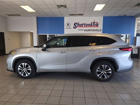 Used 2022 Toyota Highlander XLE image 5
