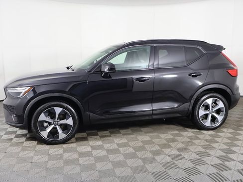 Used 2024 Volvo XC40 B5 Plus image 18
