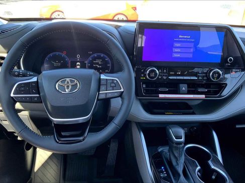 Used 2025 Toyota Highlander Limited image 5