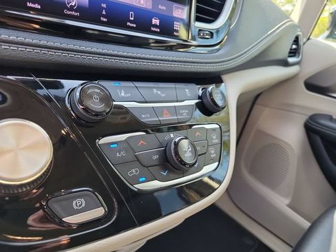 Used 2024 Chrysler Pacifica Limited FWD image 23