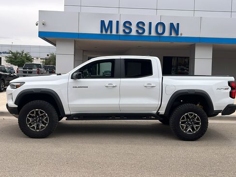 Used 2025 Chevrolet Colorado ZR2 w/ Technology Package image 4