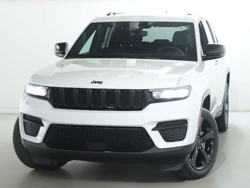Used 2023 Jeep Grand Cherokee Altitude AWD/4WD image 3