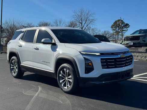 Used 2025 Chevrolet Equinox LT w/ Safety and Technology Package image 2