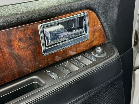 Used 2017 Lincoln Navigator Select image 15