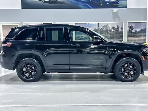 Used 2025 Jeep Grand Cherokee Altitude AWD/4WD image 7