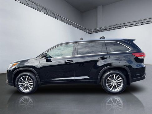 Used 2018 Toyota Highlander XLE image 2