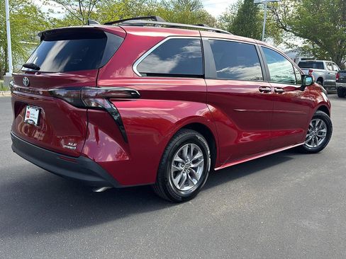 Used 2023 Toyota Sienna XLE AWD/4WD image 17
