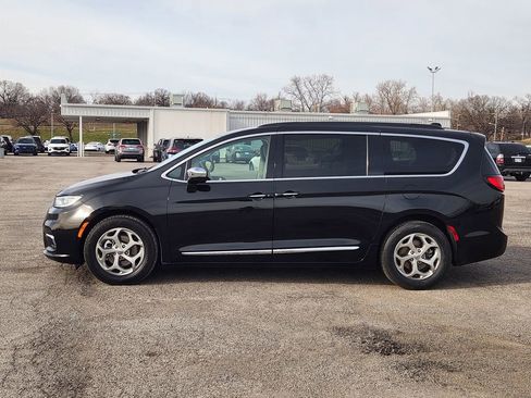 Used 2023 Chrysler Pacifica Limited image 4