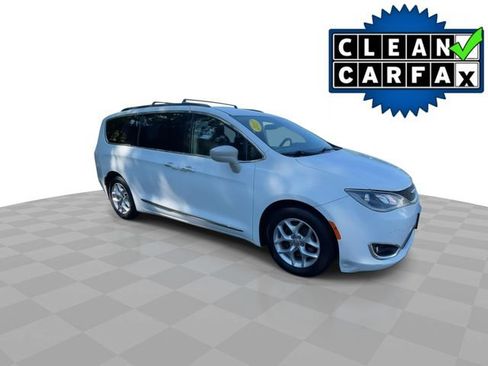 Used 2017 Chrysler Pacifica Touring-L w/ Tire & Wheel Group FWD image 2