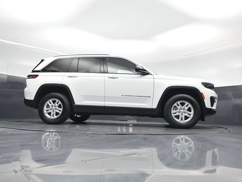 Used 2025 Jeep Grand Cherokee Laredo w/ Luxury Tech Group I AWD/4WD image 41
