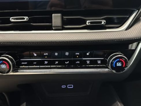 Used 2025 Chevrolet Equinox LT w/ Convenience Package II FWD image 14