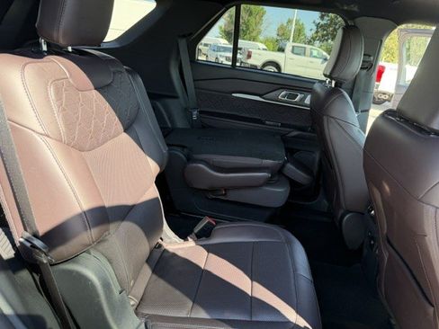 Used 2025 Ford Explorer Platinum w/ LUX Leather Package AWD/4WD image 35
