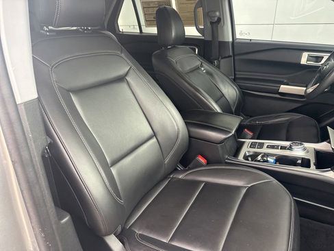 Used 2023 Ford Explorer XLT w/ Equipment Group 202A RWD image 32