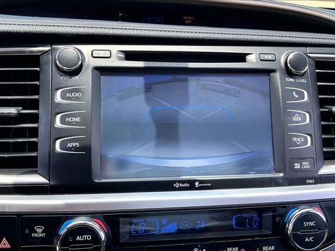 Used 2015 Toyota Highlander XLE FWD image 25