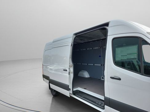 Used 2025 Mercedes-Benz Sprinter 2500 image 34