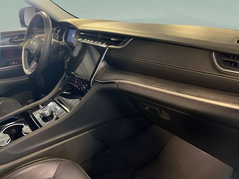 Used 2023 Jeep Grand Cherokee Limited image 11