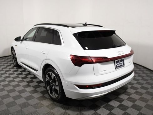 Used 2021 Audi e-tron Prestige w/ Prestige Package image 4