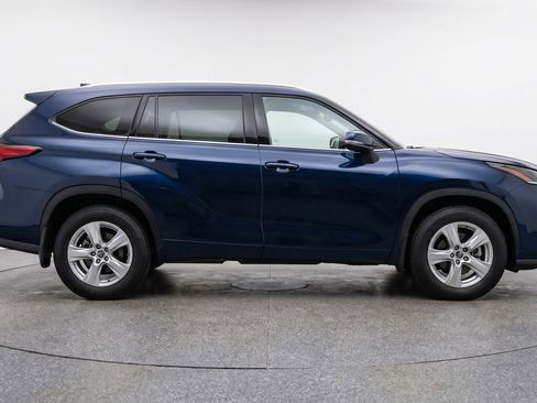 Used 2025 Toyota Highlander LE FWD image 11