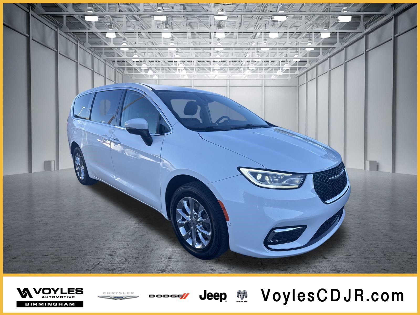 Used 2023 Chrysler Pacifica Touring-L w/ Uconnect Theater Family Group AWD/4WD image 1