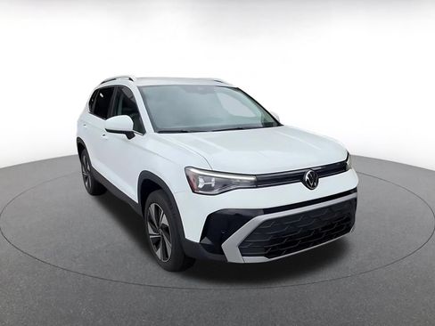 Used 2025 Volkswagen Taos SE AWD/4WD image 3