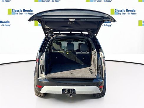 Used 2024 Land Rover Discovery Metropolitan Edition image 31