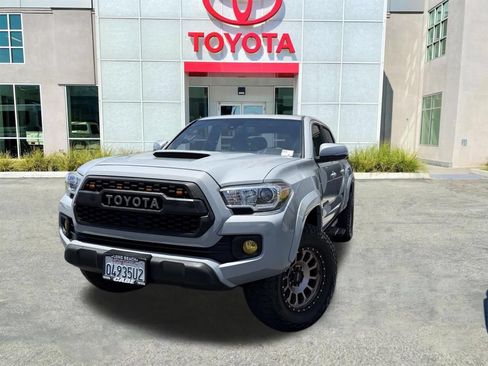 Used 2019 Toyota Tacoma TRD Sport w/ Technology Package RWD image 4
