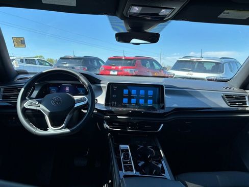 Used 2025 Volkswagen Atlas Cross Sport SE image 11