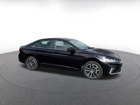 Used 2025 Volkswagen Jetta SE image 2