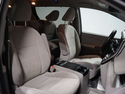 Used 2020 Toyota Sienna LE FWD image 18