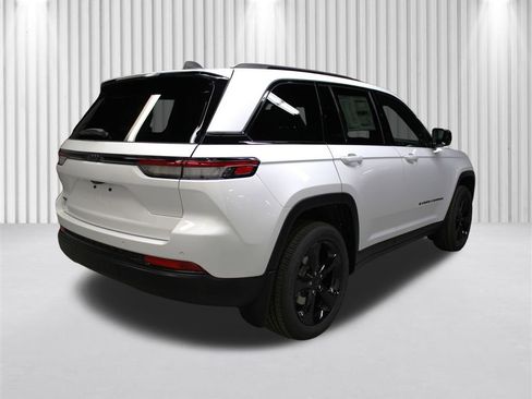 New 2025 Jeep Grand Cherokee Altitude image 3
