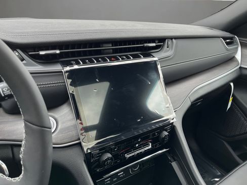 New 2025 Jeep Grand Cherokee L Limited image 35