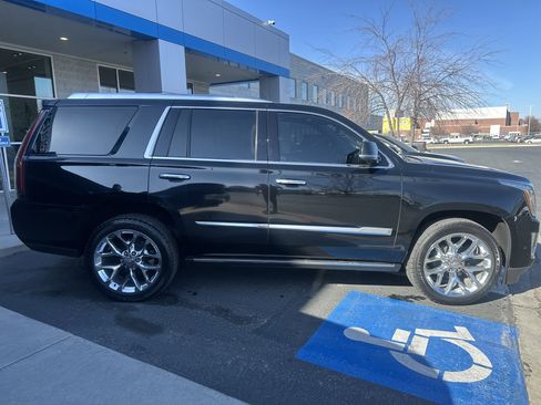 Used 2020 Cadillac Escalade Premium Luxury image 7