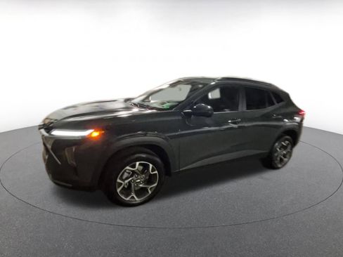 Used 2025 Chevrolet Trax LT image 8