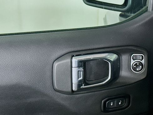 Used 2025 Jeep Wrangler Sahara image 15