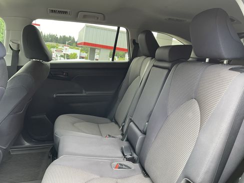Used 2022 Toyota Highlander LE AWD/4WD image 13