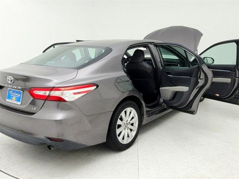 Used 2018 Toyota Camry LE image 12