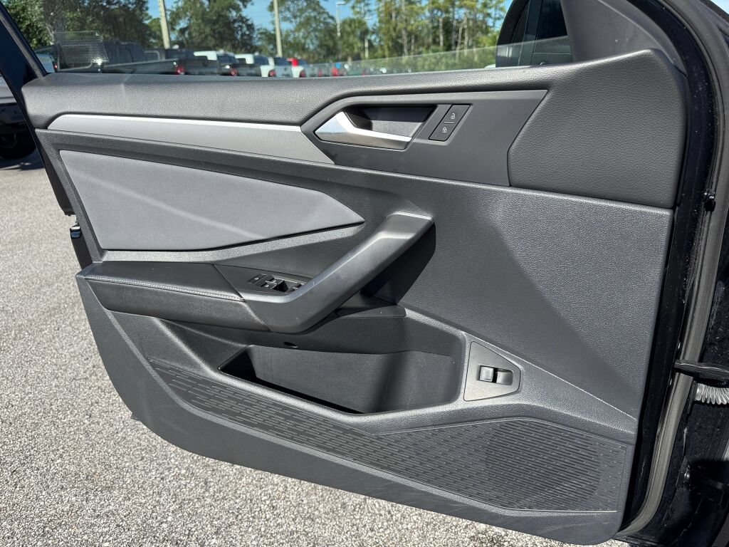 Used 2025 Volkswagen Jetta SE FWD image 17