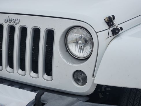 Used 2016 Jeep Wrangler Sahara w/ Connectivity Group AWD/4WD image 8