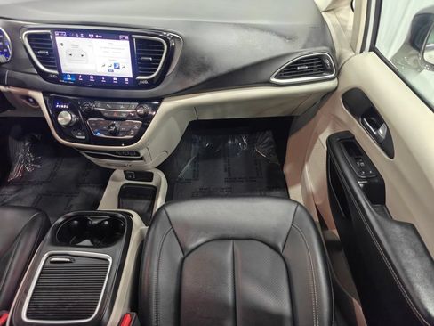 Used 2024 Chrysler Pacifica Touring-L FWD image 23