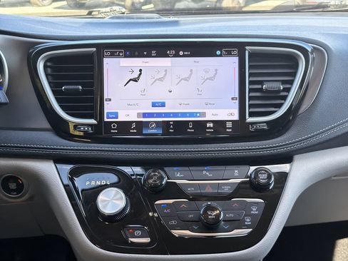 Used 2024 Chrysler Pacifica Limited FWD image 19
