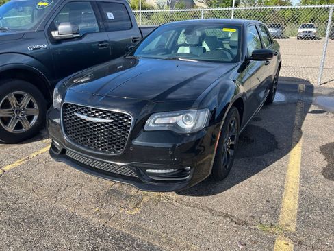 Used 2019 Chrysler 300 S w/ 300S Premium Group 2 AWD/4WD image 3