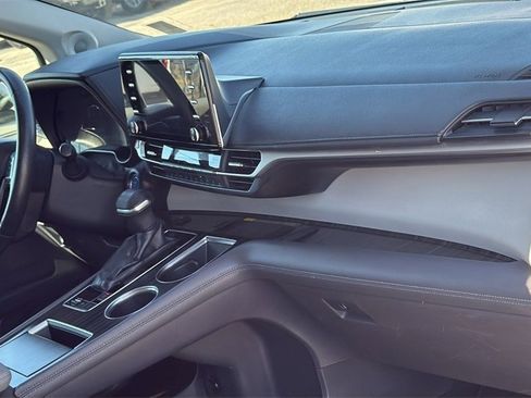 Used 2021 Toyota Sienna Limited image 26
