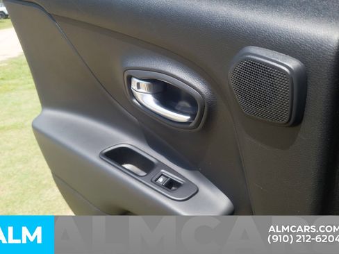 Used 2022 Jeep Renegade Altitude w/ Sun/Sound Group AWD/4WD image 21