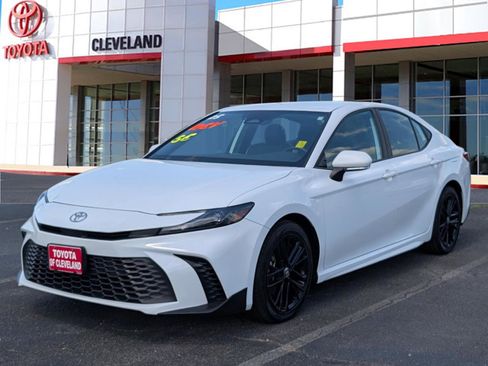 Used 2025 Toyota Camry SE FWD image 4