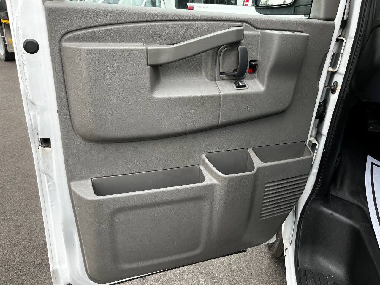 Used 2017 Chevrolet Express 2500 RWD image 9