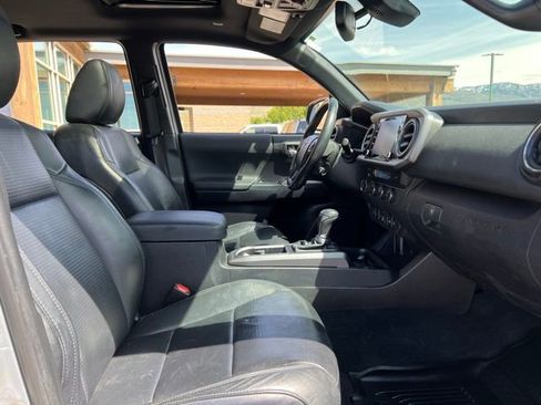 Used 2020 Toyota Tacoma TRD Off-Road w/ TRD Premium Off Road Package AWD/4WD image 20