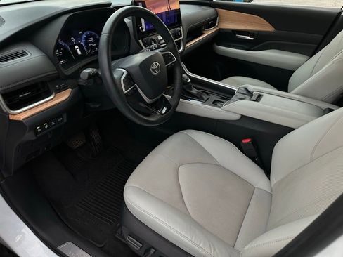 Used 2024 Toyota Grand Highlander AWD Hybrid image 11