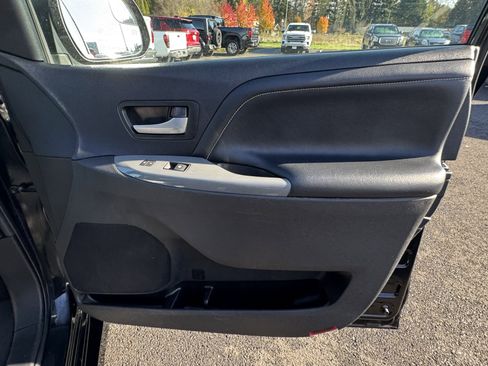 Used 2015 Toyota Sienna SE image 10